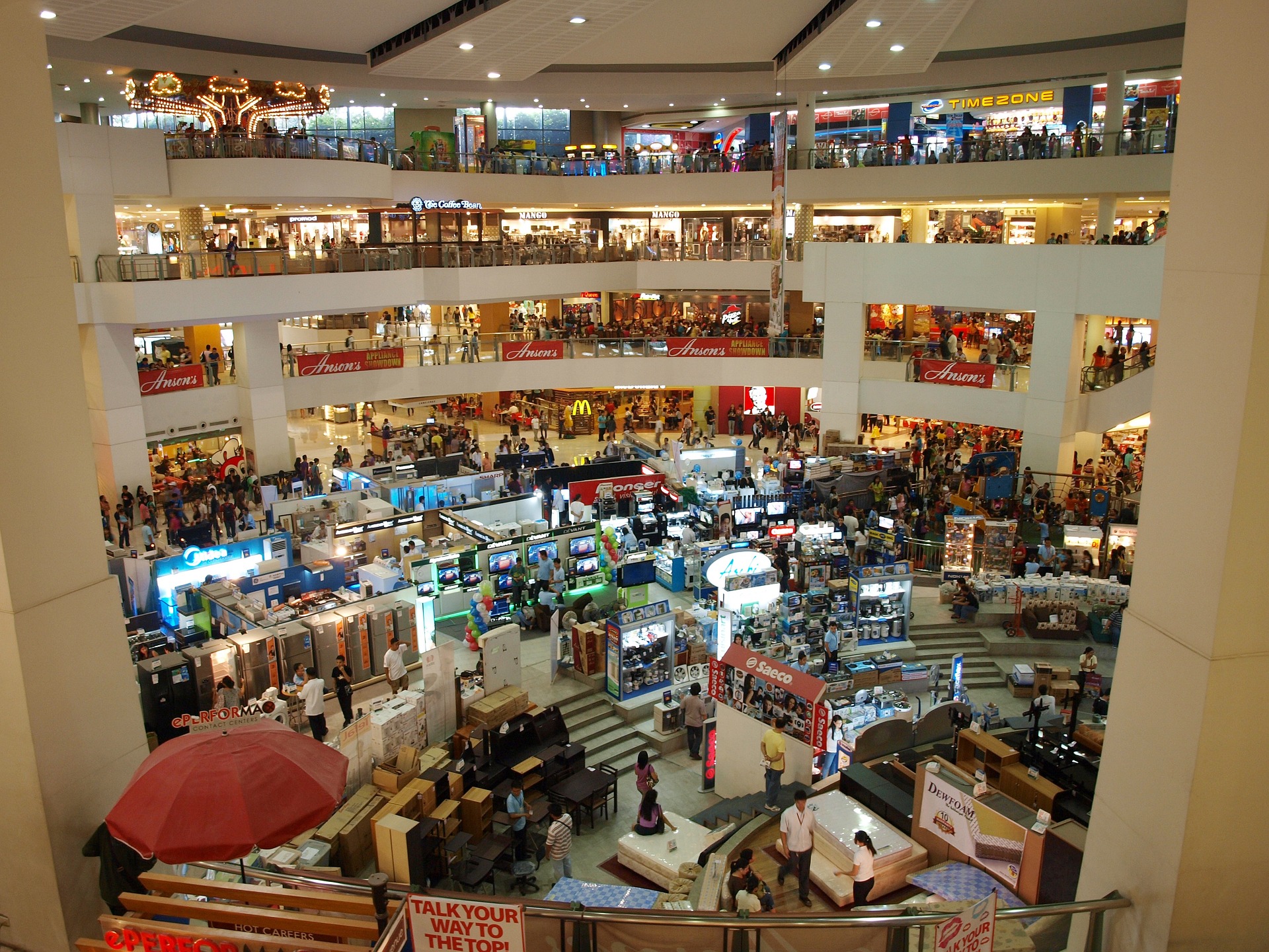 Large crowd representing retail for the Explainers in Retail and Sales article.